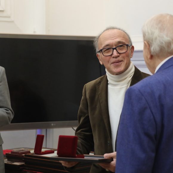The President of the Russian Academy of Arts, Zurab Tsereteli awarded Muhadin with the prestigious Order of the Academy in recognition of a lifetime dedicated to Art
