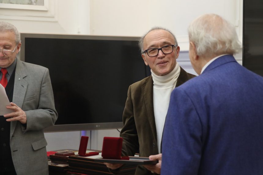 Zurab Tsereteli galardonó a Muhadin en honor a sus ochenta años, con el Orden de la Academia por su larga carrera dedicada al Arte